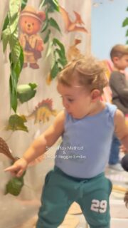 Защо наричаме сензорните събития по @senstplay.method многослойни? 🍃 Сами може да видите част от отговора във видеото, но ще изброя и писмено. 🥰 В нашите сензорни събития, децата се потапят в приказни истории, чрез увлекателен разказ и провокации от водещият, а той винаги се адаптира спрямо възрастовата група. Още на влизане, децата се ангажират със сетивна дейност, а на по-късен етап с плавен преход преживяват историята, като помагат на героите с техните ръчички. Освен това винаги има музикален елемент - песни и игри, а сензорните маси са изпълнени с разнообразни текстури и сензорни капаци подканващи действието на малките пръстчета и ръчички, за да може освен да се социализират и забавляват, да развиват координацията си и фината моторика. По време на целите събития водещият и асистента (ако има такъв) комуникират активно с децата, обогатяват ги с нови знания и нови идеи как да използват ръчичките си. Децата имат свободата да изследват спокойно, но самата среда прави това в рамка. Така избягваме момента на хаос и преживяването се превръща в приятно, спокойно и забавно. 🍃 По-активните дечица се включват в процеса, чрез двигателни мисии, а за всички към края на преживяването идва момента и за творческата активност, която ги успокоява и концентрира. 🥰 Завършваме с музикално кръгче и хубав спомен. 
Много е трудно, сензорно събитие да се опише само с думи, затова ви каня при партньорите ни в България, вижте списък в коментар. ❤️ #сензорносъбитие #сензорниигри #раннодетскоразвитие #сензорнамаса #събитиезадеца